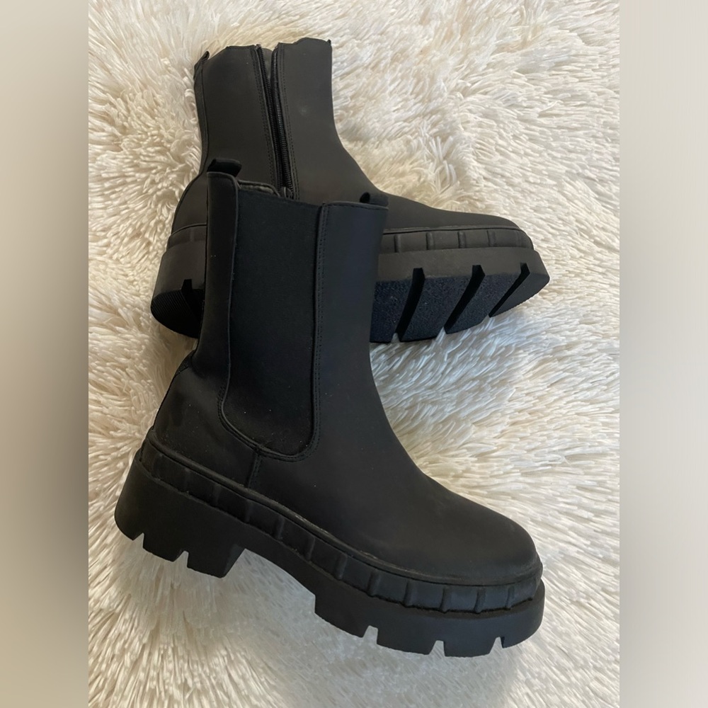 Forever 21 Chelsea boots - Picture 2 of 5